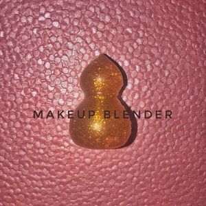 MAKEUP BLENDER